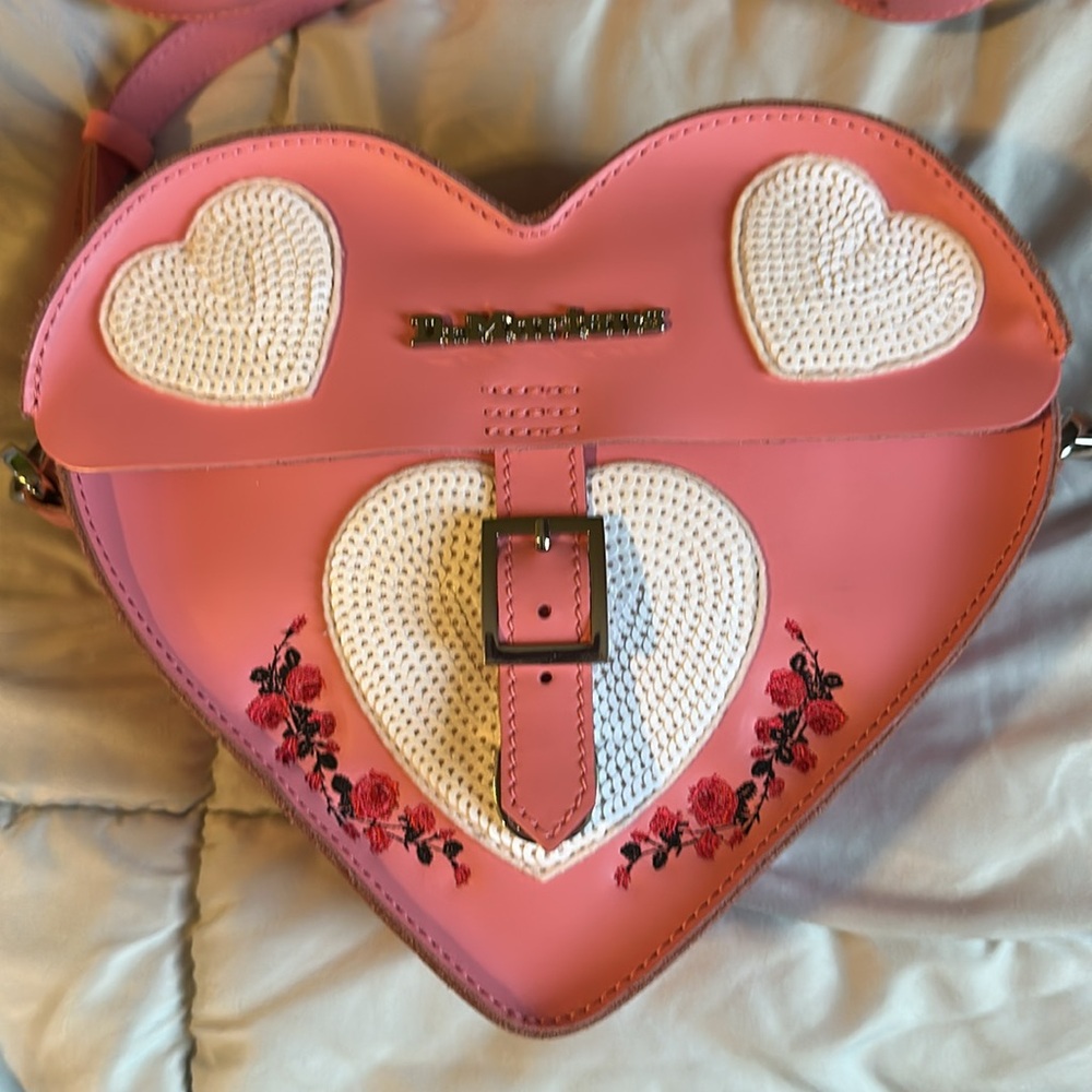 Dr Martens Pink Heart-Shaped Women's Bag - Picture 3 of 16